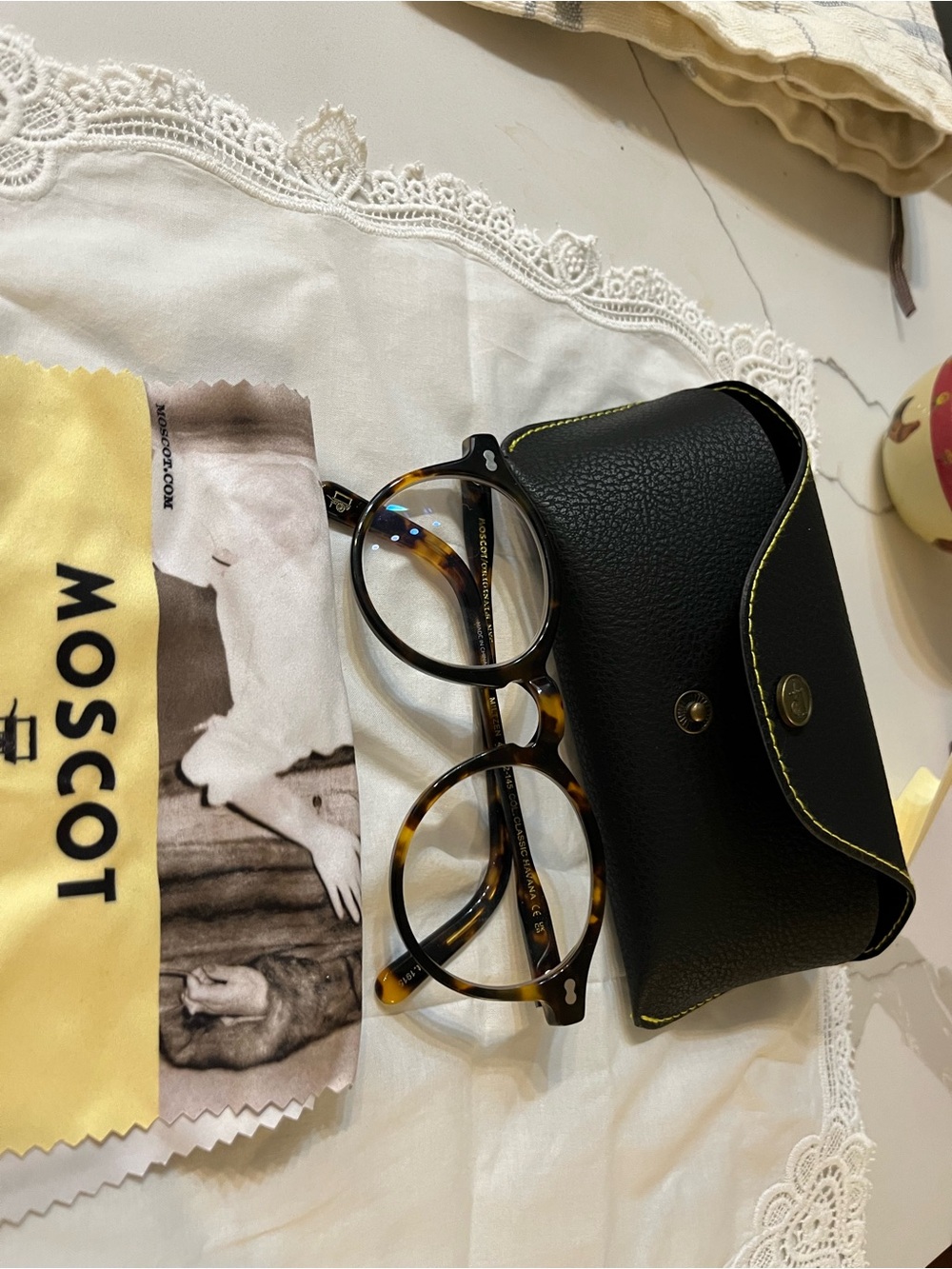 MOSCOT Tortoiseshell Round Frame Sunglasses with Gradient Lenses - Picture 6 of 6